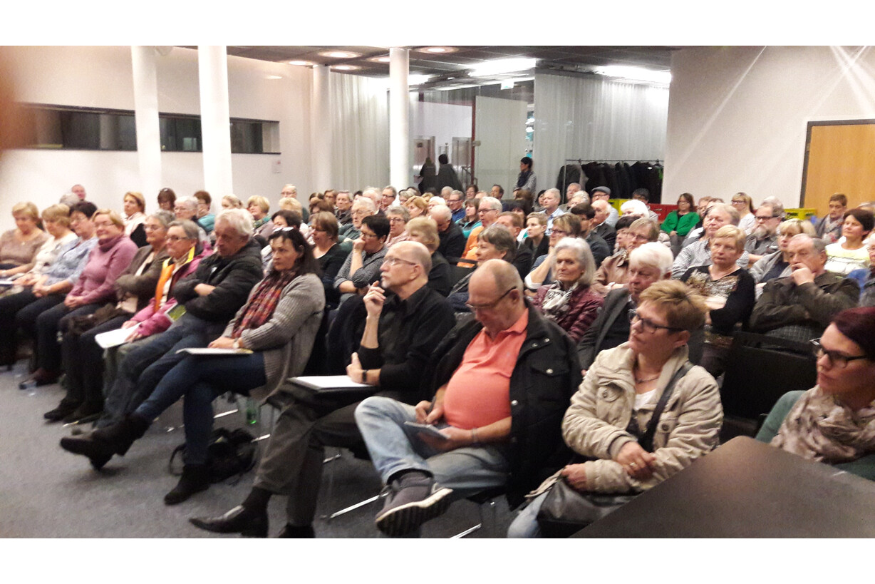 Die Besucher im Vortragssaal d. Medienhauses Die Besucher im Vortragssaal d. Medienhauses